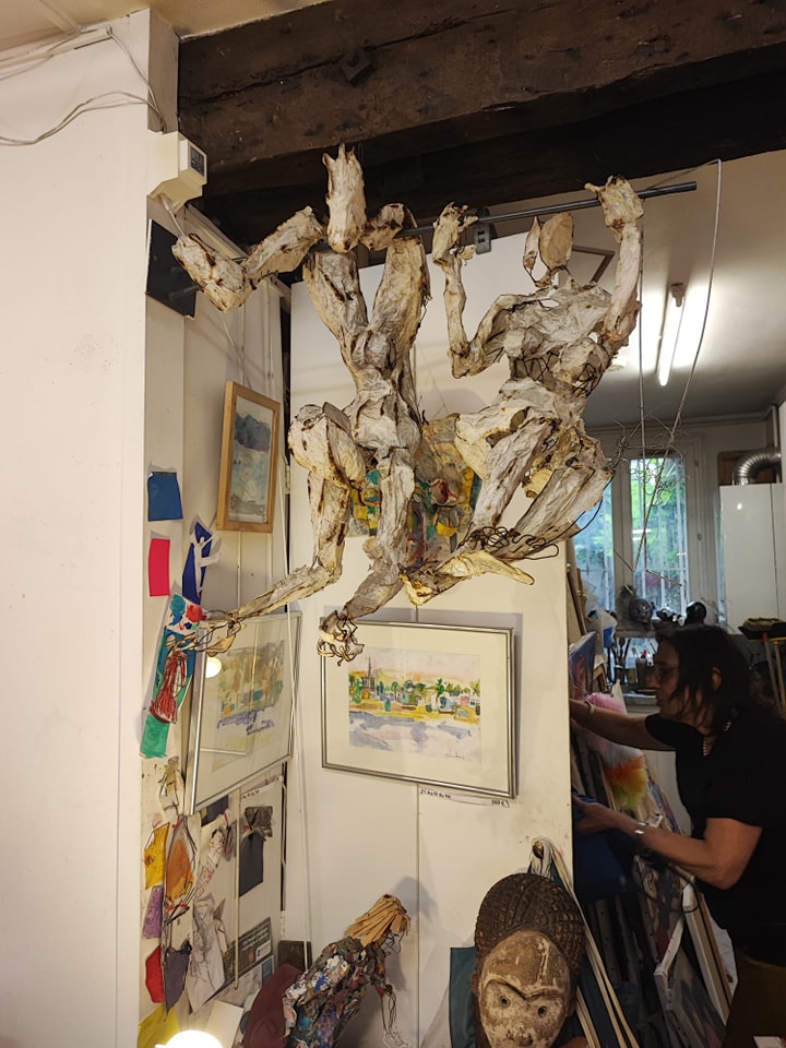 Danielle Choukroun entre peinture et sculpture: une  funambule de la création.