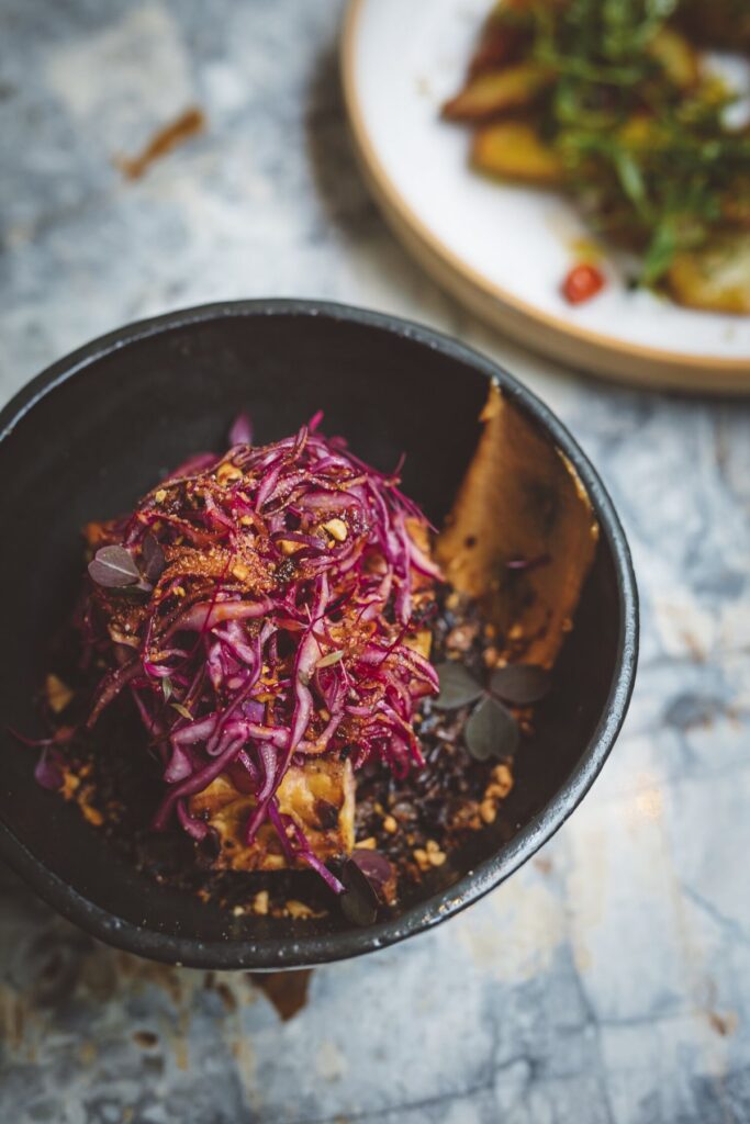 Mesa de Hoy restaurant vegan à Paris. Nous croyons que chaque repas doit être une expérience unique. Nous concevons notre restaurant MESA de HOY avec une approche holistique, proposant une cuisine à base de plantes inspirée de nos racines latino-américaines. Nous sommes fiers d'offrir des ingrédients honnêtes et savoureux, ainsi que des saveurs locales. Cuisine végétale / vin naturel / Lauren LOVATT