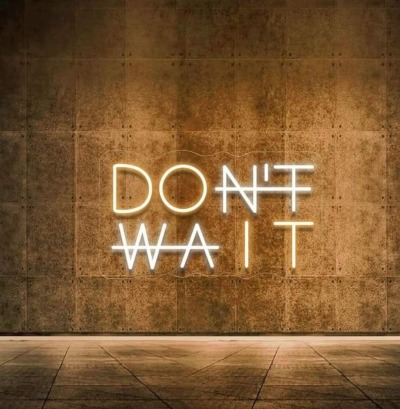 Procrastination n'attend pas, don't wait slogan
