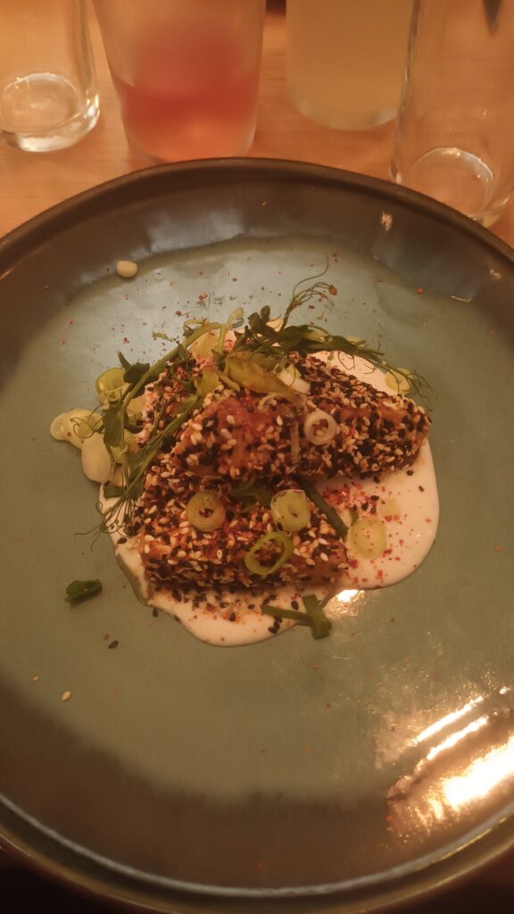 Repas au Potager de Charlotte Tofu mariné au sésame et millet & crème de choux-fleur.