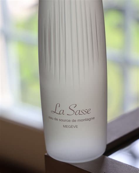 La magnifique bouteille possède une silhouette sophistiquée et élancée aux lignes épurées, avec une esthétique minimaliste haut de gamme, et les rainures verticales nervurées créent de subtils motifs de reflets lumineux sur la surface givrée a été créée par l'artiste Pierre Margara.