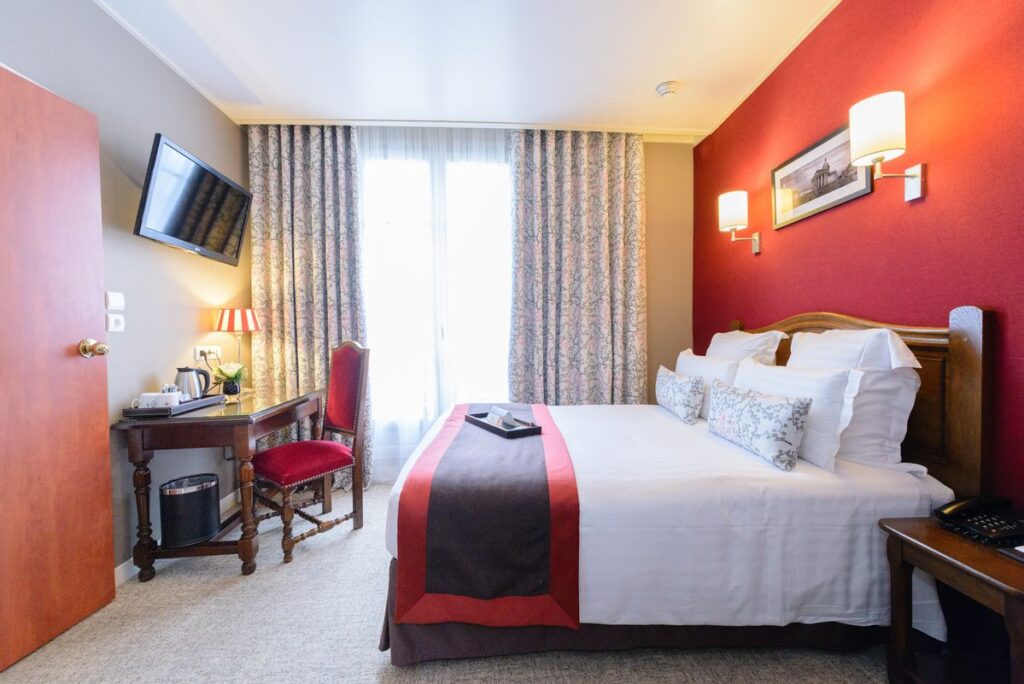 Les 110 chambres de l'hébergement vous invitent à la détente et comprennent des articles gratuits dans le mini-bar et une télévision LED. Trianon Rive Gauche.