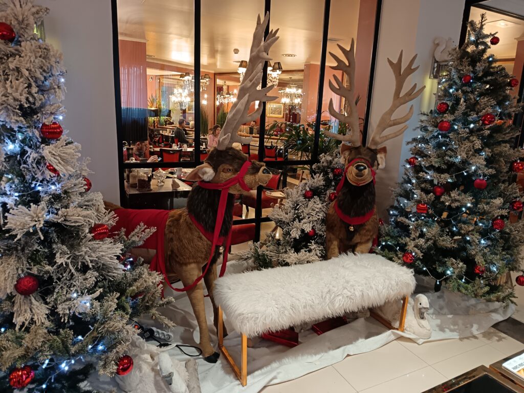 Le hall d'entrée décoré à l'occasion de Noël- Trianon Rive Gauche