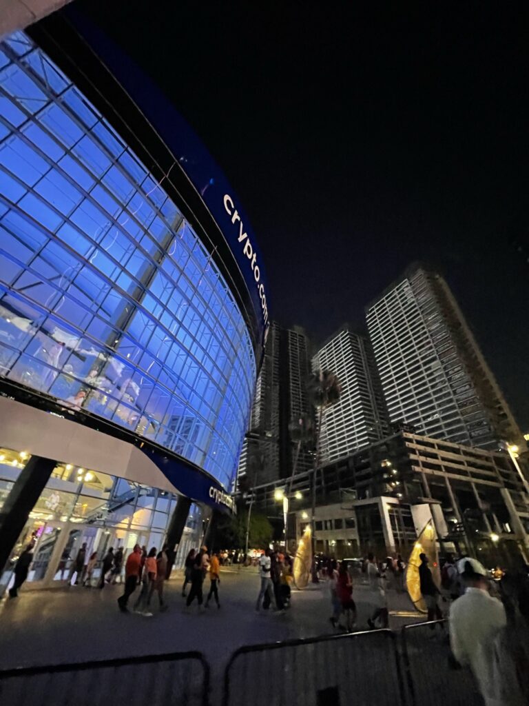 Vue depuis l'arrêt de bus, en face de la Crypto Arena. Cette publicité avec Kobe fait partie d'une campagne publicitaire de Nike pour les Jeux olympiques de Los Angeles 2028 : No Time to Lose (Pas de temps à perdre).