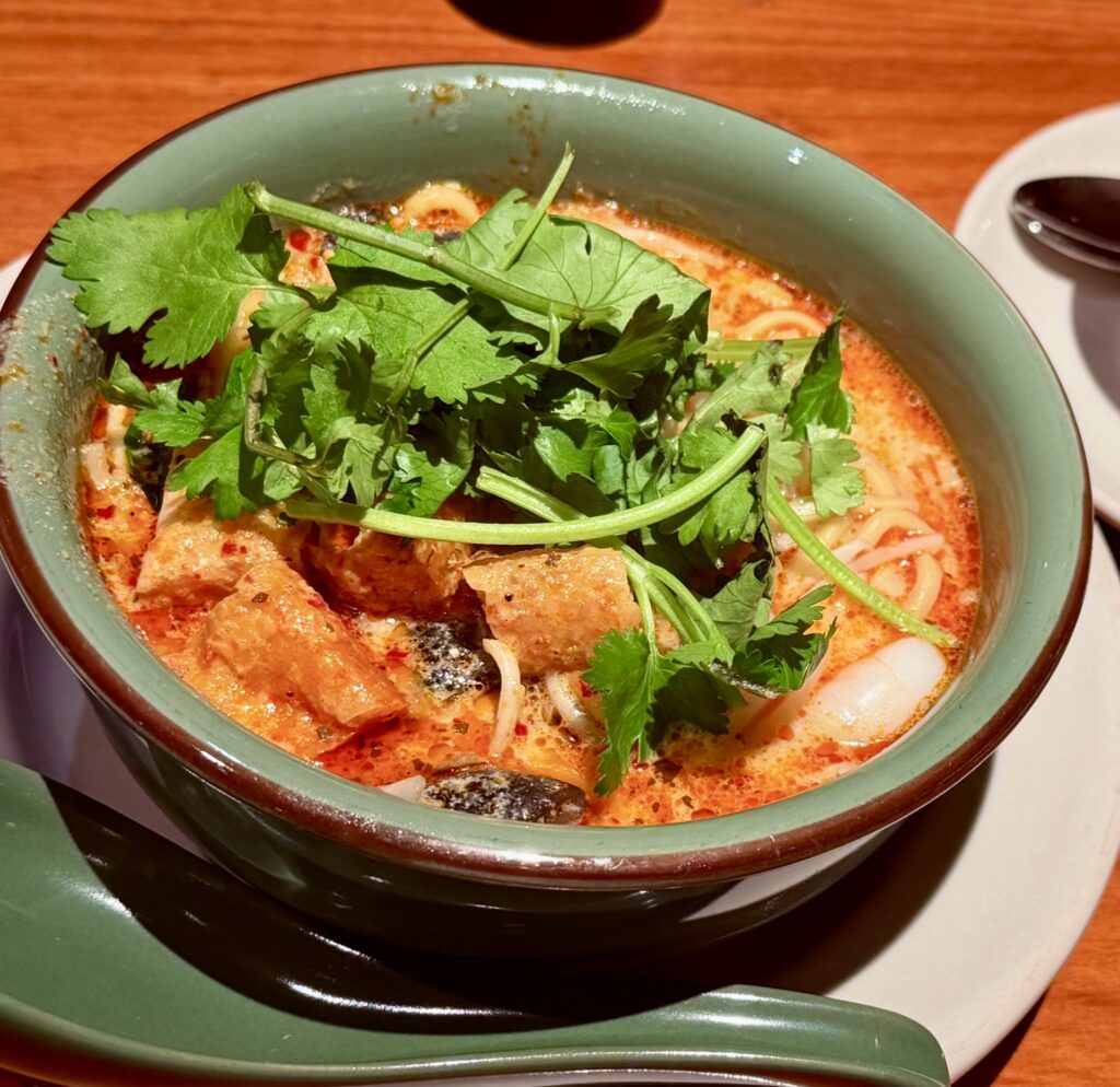 Le laksa singapourien est un délicieux mélange : un bouillon épicé à base de lait de coco, des nouilles glissantes qu’on adore aspirer, et une variété de garnitures incluant des crevettes succulentes et des pousses de soja croquantes. C’est réconfortant, riche en saveurs, et c’est un repas fantastique à la moindre excuse (ou pour n’importe quelle occasion).