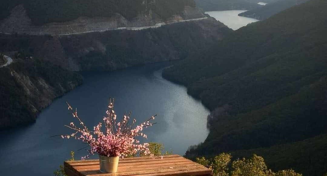 La vue depuis Kallípetra vers la rivière Aliacmon, Véria, Grèce par Ritsa Litsa