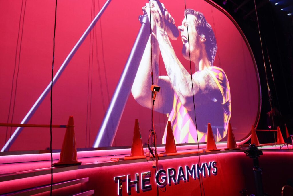 Un aperçu de l'intérieur de la Crypto[dot]com Arena pendant les préparatifs des Grammy Awards de dimanche (photo de presse par Francis Specker/CBS)