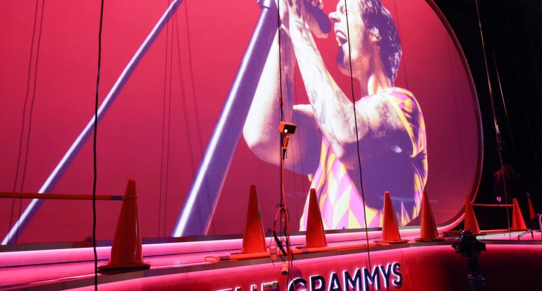 Un aperçu de l'intérieur de la Crypto[dot]com Arena pendant les préparatifs des Grammy Awards de dimanche (photo de presse par Francis Specker/CBS)
