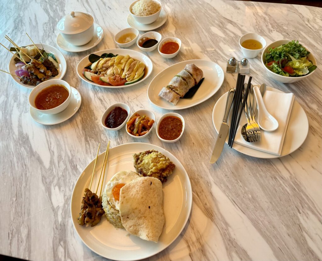 Mon dernier soir à Singapour, j’ai opté pour le service en chambre. Riz au poulet hainanais, nasi goreng, satay — tout était délicieux, 
