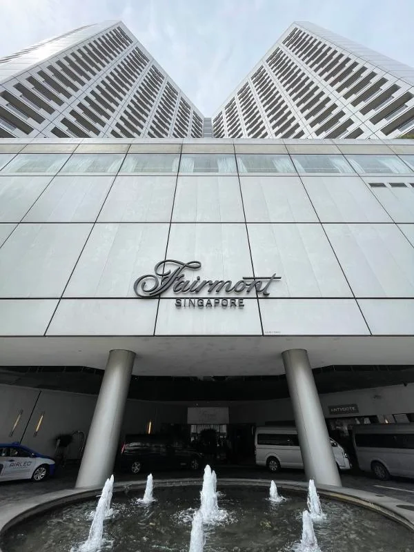 Facade de l'Hôtel Fairmont Singapour, et son entree moderne