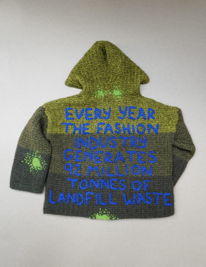 Chaque année, l'industrie de la mode génère 92 millions de tonnes de déchets mis en décharge. Source : @earthdaynetwork