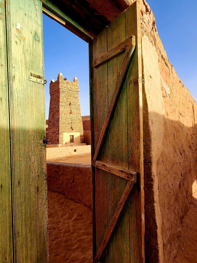  Chinguetti, un centre commercial médiéval fondé au XIIIe siècle, qui abrite aujourd'hui plusieurs bibliothèques regorgeant de manuscrits islamiques anciens, est désormais inscrit au patrimoine mondial de l'UNESCO.