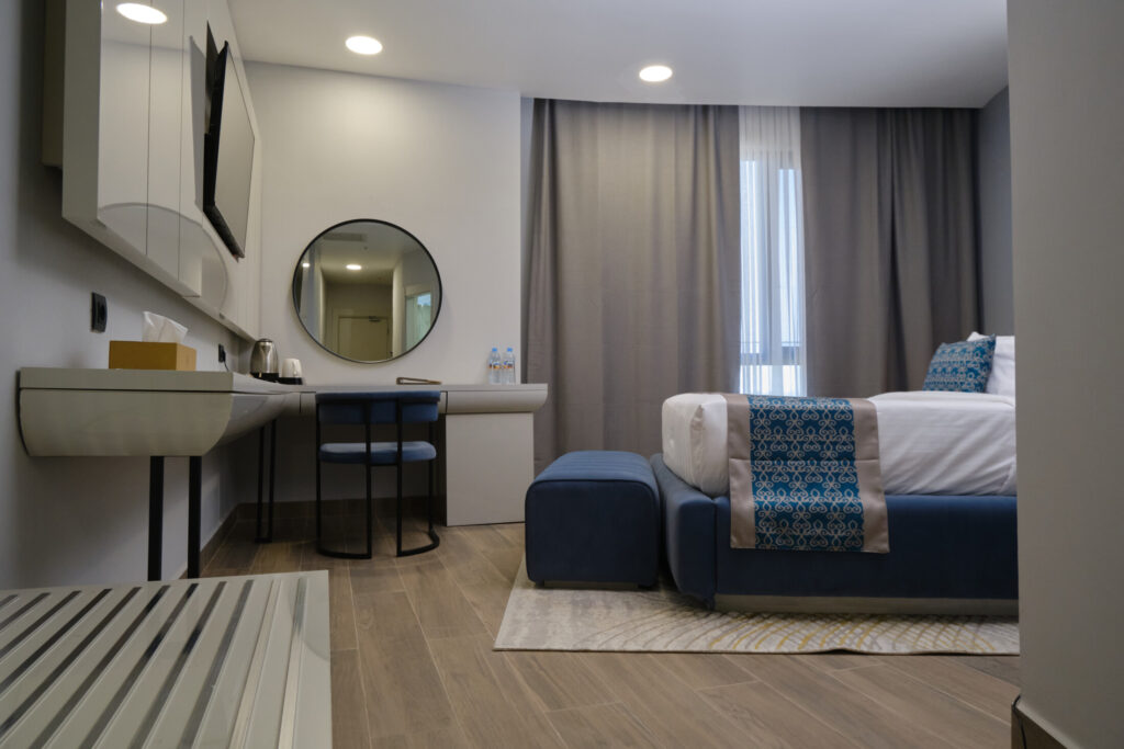 Générosité de l'espace et beauté des volumes pour les chambres standard au Fasq Hotel