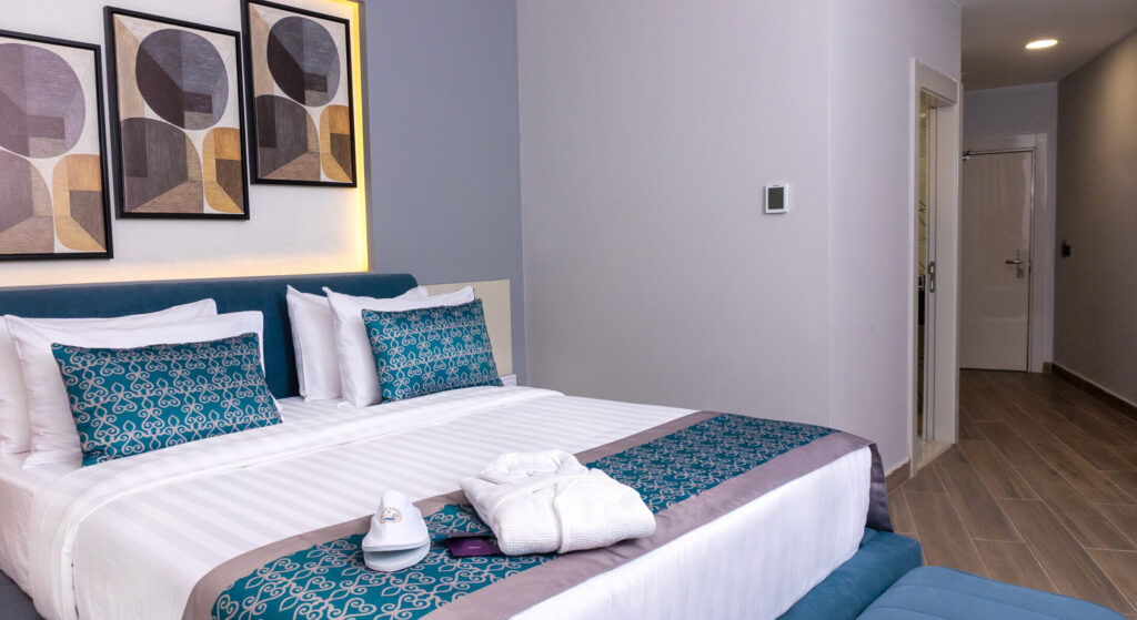 Luminosité et luxe non ostentatoire pour un séjour reposant et réussi au Fasq Hotel - chambre gamme standard