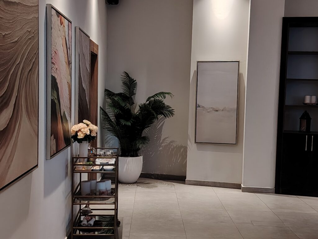 Les clients peuvent profiter d’installations complètes incluant un hammam, un sauna, un bain à remous et une piscine intérieure