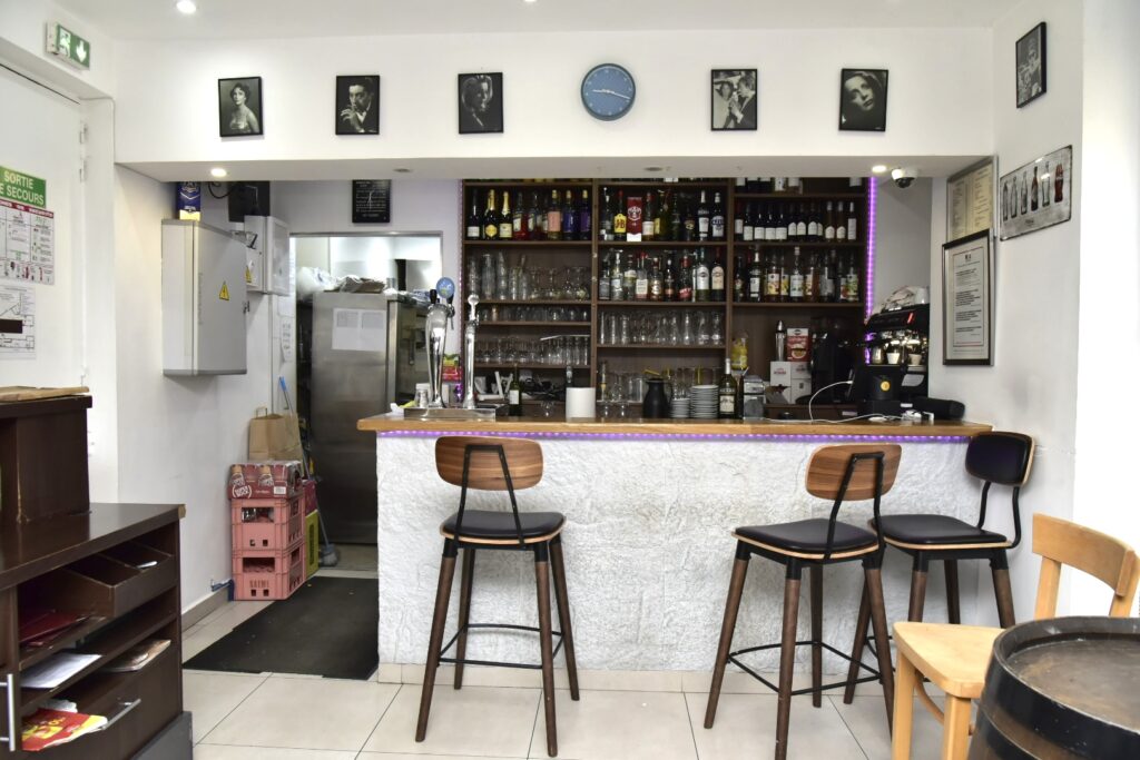 Au Silas, l’ambiance vintage et la décoration épurée se répondent pour offrir une expérience gustative et sensorielle hors du temps.. Copyright photo Laurent Lo