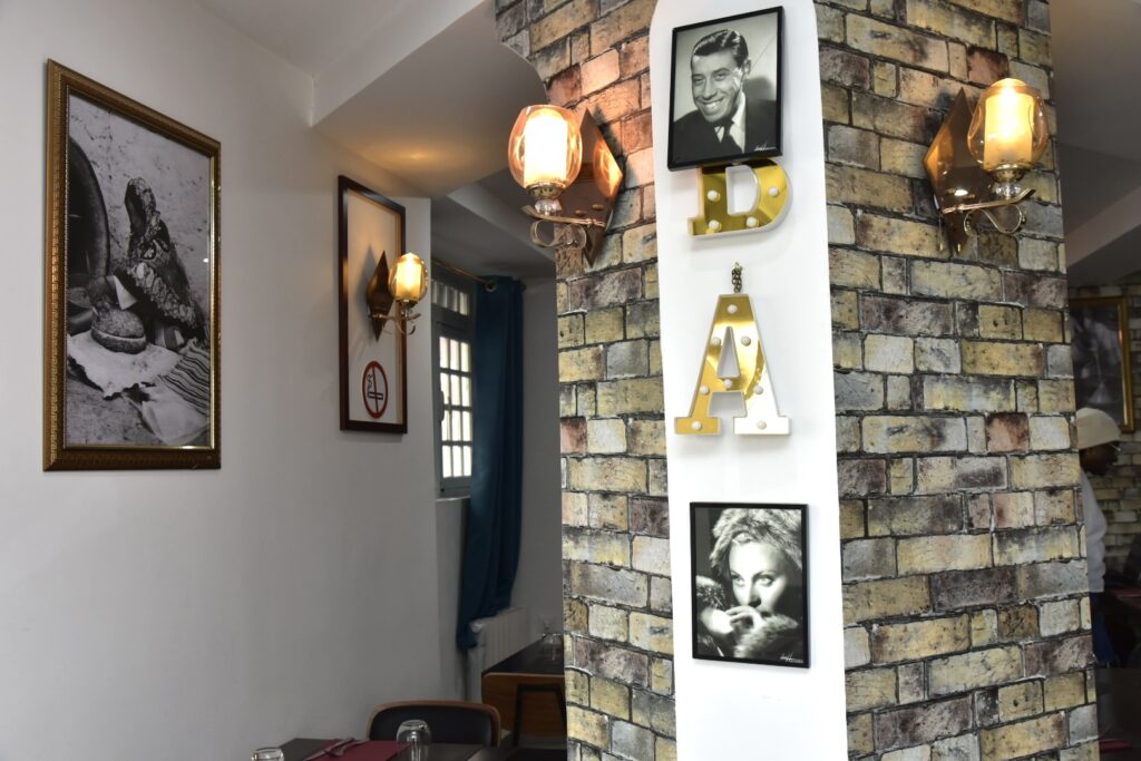 Chaque détail du mobilier et de l’éclairage a été pensé pour offrir un espace où l’on se sent bien, entre souvenirs du passé et confort contemporain. Copyright Laurent Lo