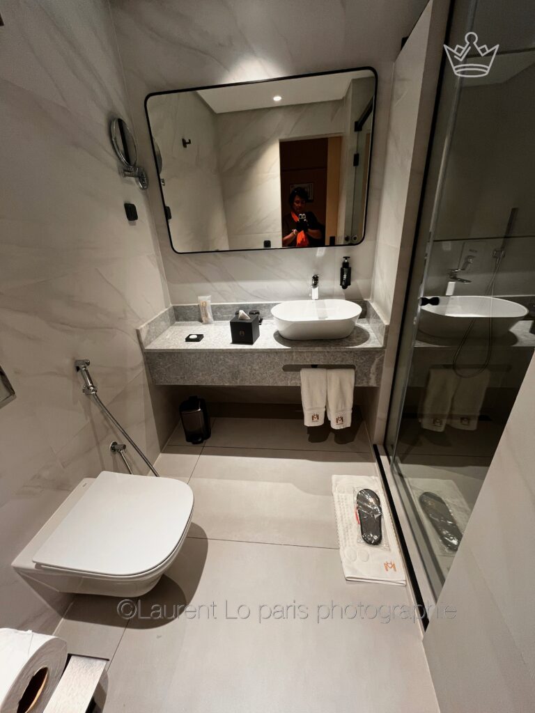 Salle de bain moderne et équipée au MH Hotel.