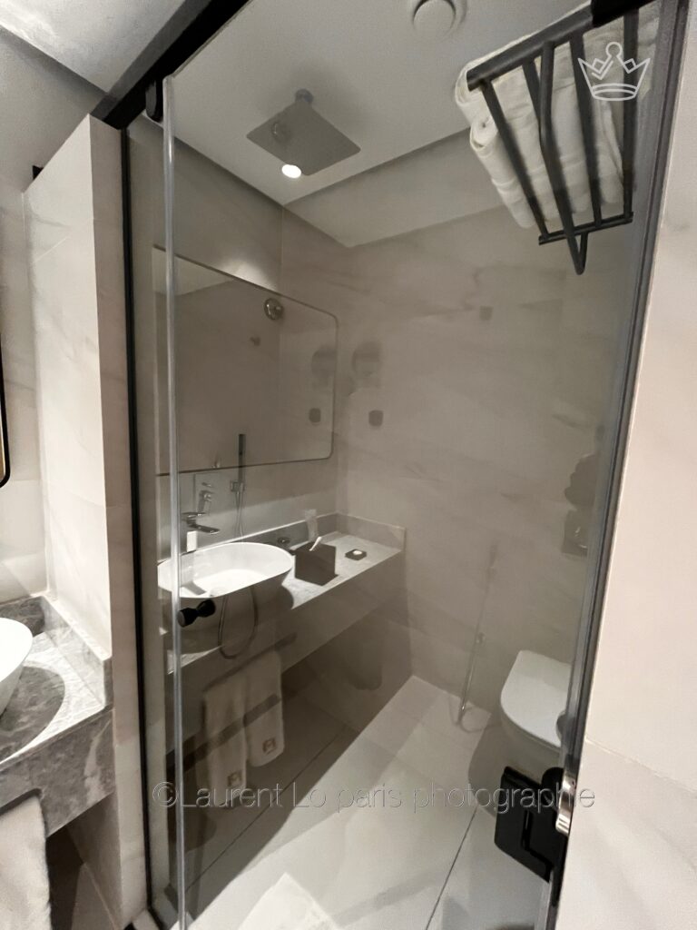 MH Hotel offre des chambres aux tons chromés et beiges.