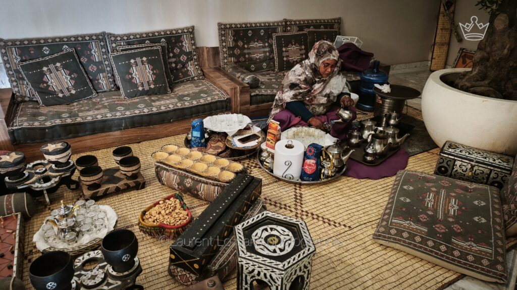 La cérémonie du thé en Mauritanie est appelée "l'ataay" et elle trouve ses origines dans les nomades du désert du Sahara. Au Fasq Hotel. Copyright photo Laurent Lo