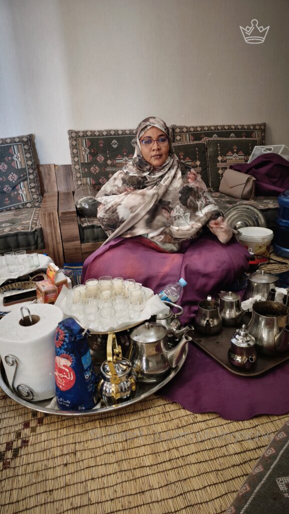 Le visage souriant de notre hôtesse et initiatrice de la cérémonie du thé à la mauritanienne. Copyright photo Laurent Lo