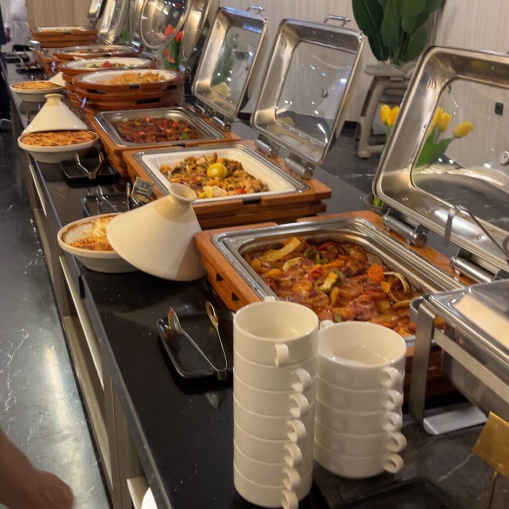 Le buffet du Fasq Hotel généreux et varié.