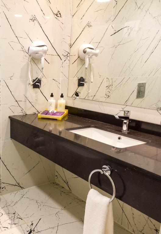 la salle de bains du Fasq Hotel calire, fonctionnelle et bien agencée 
