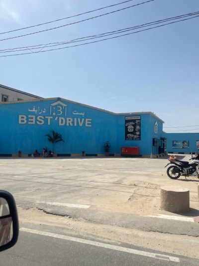 Rue de Nouakchott avec so,n fast food