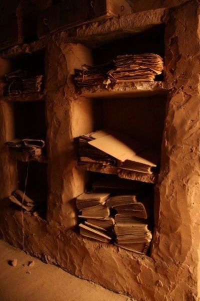 Des manuscrits vieux de plusieurs siècles à Chinguetti, en Mauritanie, la « ville des bibliothèques ». Photo attribuée à Jason Finch.