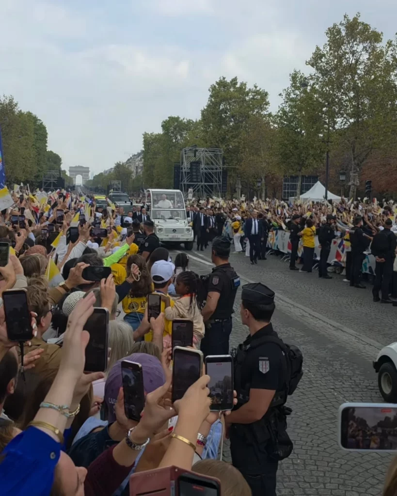Le pape Léon XIV sur les champs -Elysées.