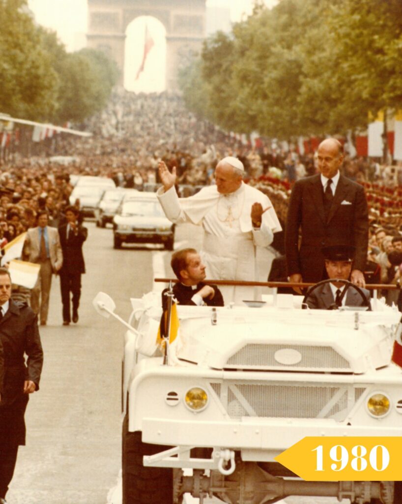 Jusqu’à la visite du pape saint Jean-Paul II en France en 1980, près de 200 ans s’étaient écoulés depuis la dernière visite – à savoir le voyage du pape Pie VII, serviteur de Dieu, pour le couronnement de Napoléon en 1804.