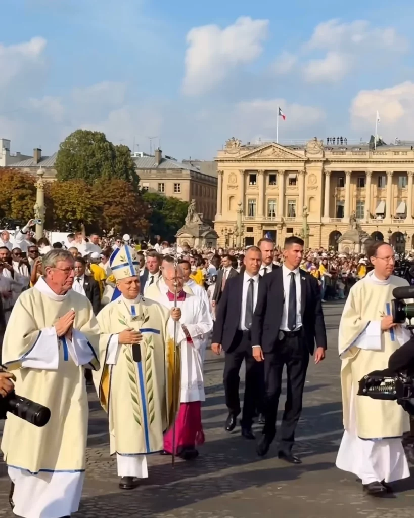 Un symbole: un pape Léon XIV sur une place dont le nom est porteur de sens profond et souligne donc l’importance de la place dans la vie politique et symbolique de la France de cette époque.