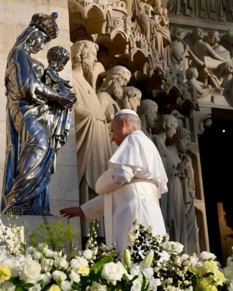 Léon XIV se recueille devant la statue de la Vierge à l'entrée de la Cathédrale Notre Dame de Paris.