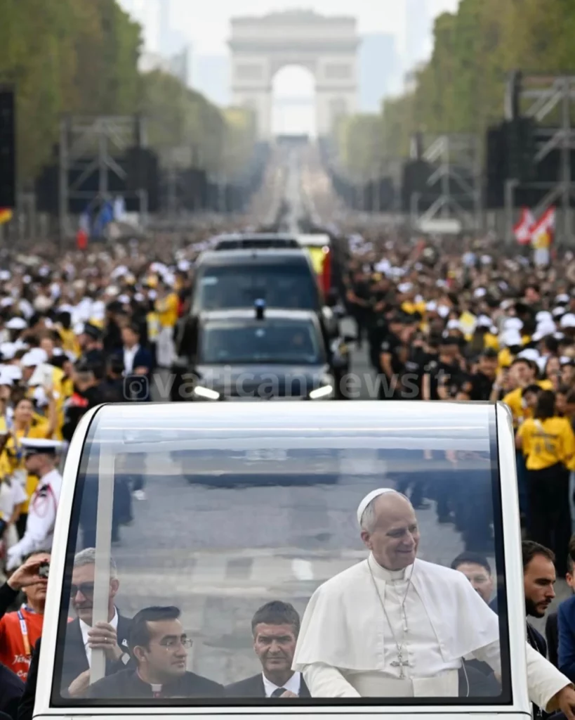 Le pape Léon XIV sur les champs -Elysées, face à une foule en liesse