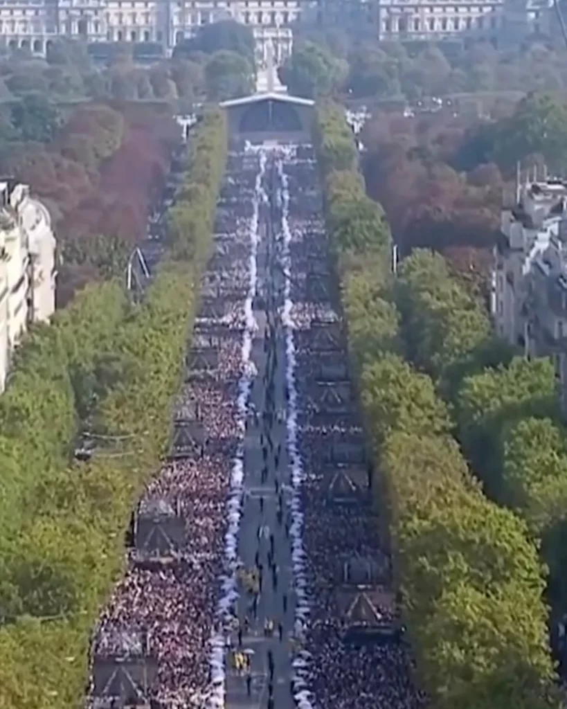 800 000 personnes, selon les organisateurs attendaient avec impatience de voir Le pape Léon XIV sur les champs -Elysées.