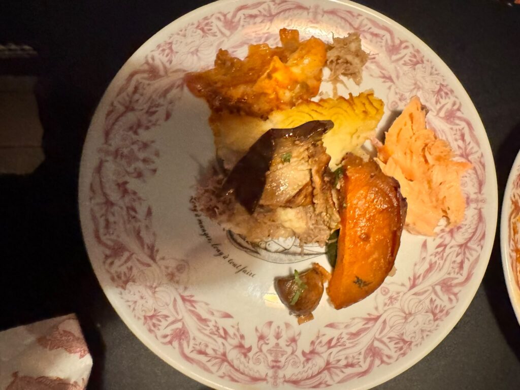 Assiette de brunch au Mama Shelter Paris East avec de la viande confite, de la purée, de la patate douce rÎtie et du saumon.