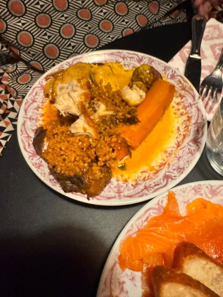 tchep Assiette de brunch au Mama Shelter Paris East avec du poulet effiloché, du couscous épicé et une carotte rÎtie.