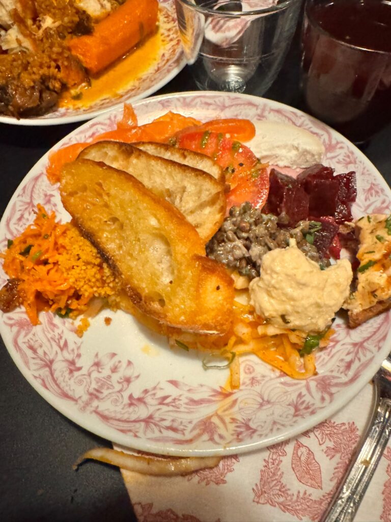 Assiette de mezze du brunch au Mama Shelter Paris East avec du houmous, des betteraves rouges, de la carotte rùpée et du pain grillé.